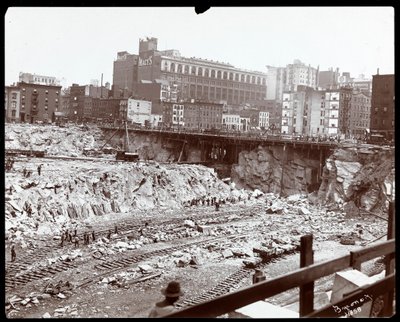Uitzicht op arbeiders in de enorme uitgraving voor Pennsylvania Station, New York, 1906 door Byron Company